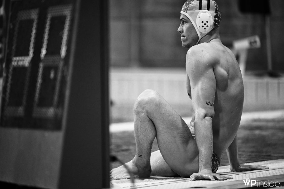 Montpellier Water-Polo Hombre sentado en una piscina, mirando hacia el lado, en blanco y negro.